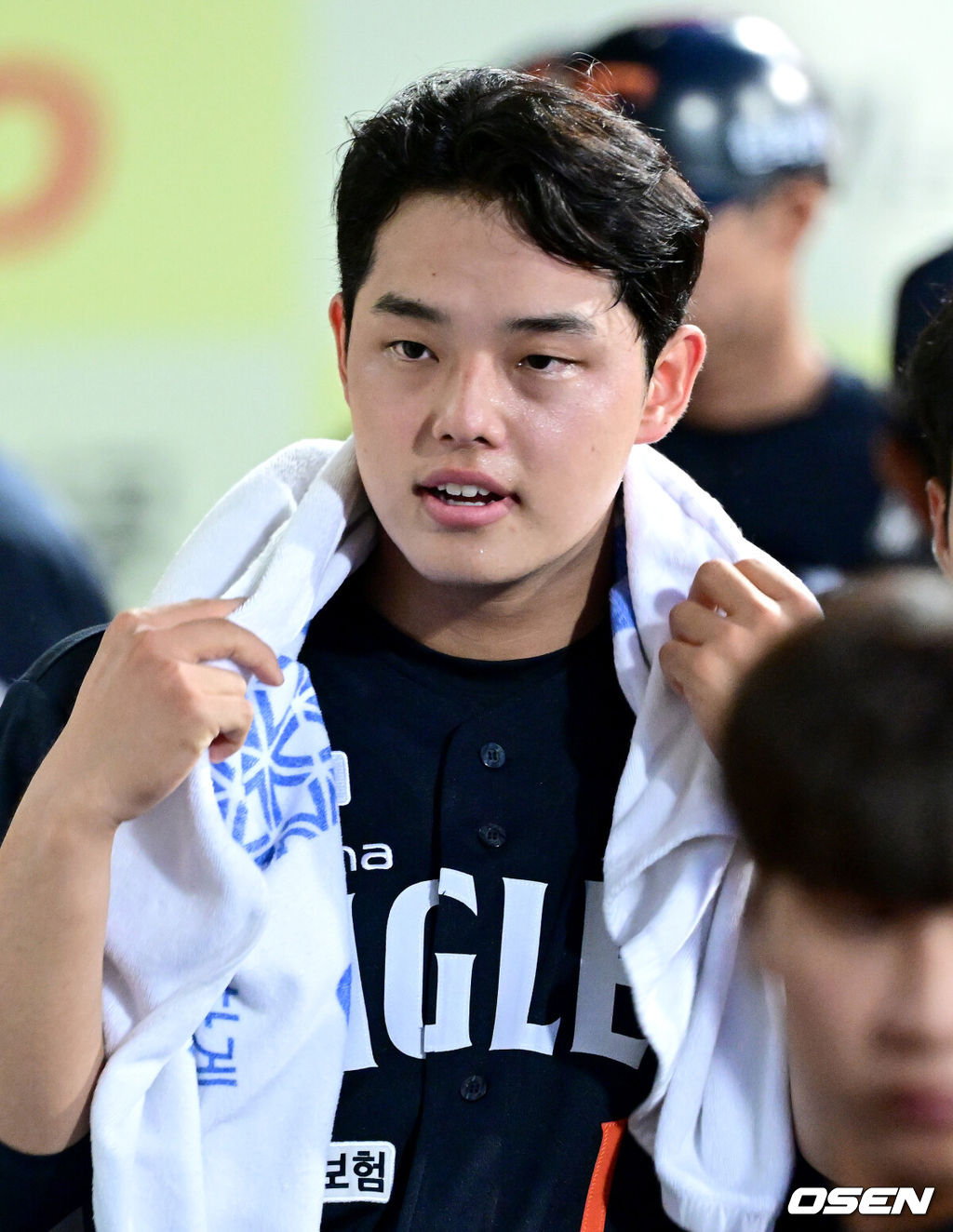 6일 대구삼성라이온즈파크에서 ‘2025 신한 SOL Bank KBO리그’ 삼성 라이온즈와 한화 이글스의 경기가 열렸다.홈팀 삼성은 이승현, 방문팀 한화는 문동주를 선발로 내세웠다.6회말 삼성 공격을 무실점으로 막아낸 한화 선발 문동주가 더그아웃에서 땀을 닦고 있다. 2025.09.06 / dreamer@osen.co.kr