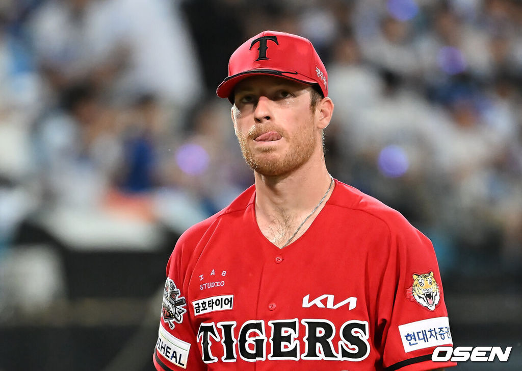 13일 대구삼성라이온즈파크에서 2025 신한 SOL 뱅크 KBO 리그 삼성 라이온즈와 KIA 타이거즈의 경기가 열렸다. 홈팀 삼성은 후라도가, 방문팀 KIA는 올러가 선발 출전했다. KIA 타이거즈 올러가 4회말 무사 2루 삼성 라이온즈 강민호에게 우중간 1타점 동점 안타를 내주고 이닝교체하며 아쉬워하고 있다. 2025.08.13 / foto0307@osen.co.kr