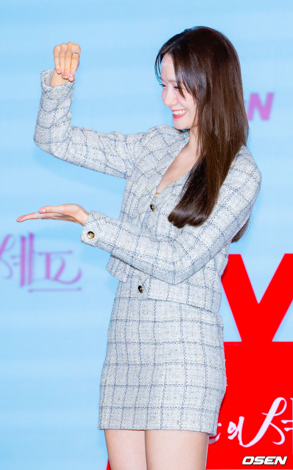 19일 오후 서울 신도림 디큐브시티 내 더 세인트에서  tvN 새 토일드라마 ‘폭군의 셰프’(연출 장태유) 제작발표회가 진행됐다.오는 23일 첫 방송 예정인  ‘폭군의 셰프’는 최고의 순간 과거로 타임슬립한 셰프(임윤아)가 최악의 폭군이자 절대 미각의 소유자인 왕을 만나며 벌어지는 서바이벌 판타지 로맨틱코미디 드라마이다.배우 임윤아가 포즈를 취하고 있다. 2025.08.19 /rumi@osen.co.kr