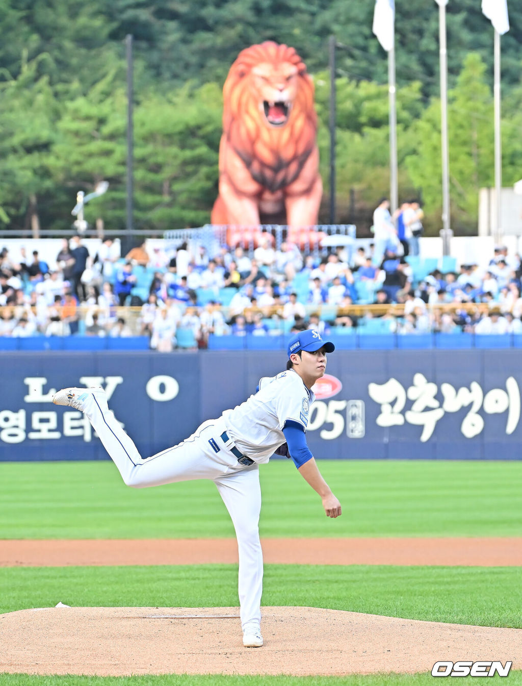 22일 대구삼성라이온즈파크에서 2025 신한 SOL 뱅크 KBO 리그 삼성 라이온즈와 SSG 랜더스의 경기가 열렸다. 홈팀 삼성은 원태인이, 방문팀 SSG는 화이트가 선발 출전했다. 삼성 라이온즈 선발 투수 원태인이 역투하고 있다. 2025.07.22 / foto0307@osen.co.kr