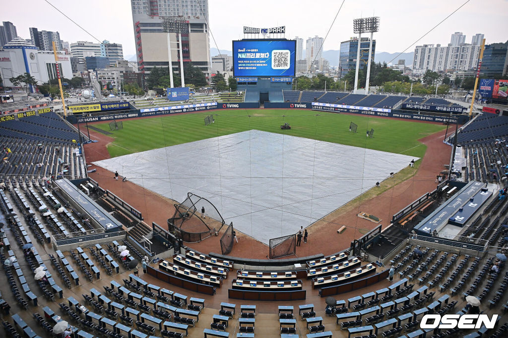 7일 창원NC파크에서 2025 신한 SOL 뱅크 KBO 리그 NC 다이노스와 KIA 타이거즈의 경기가 열린다. 홈팀 NC는 구창모가, 방문팀 KIA는 양현종이 선발 출전한다. 창원NC파크에 갑자기 비가 내리자 방수포를 덮고 있다. 2025.09.07 / foto0307@osen.co.kr
