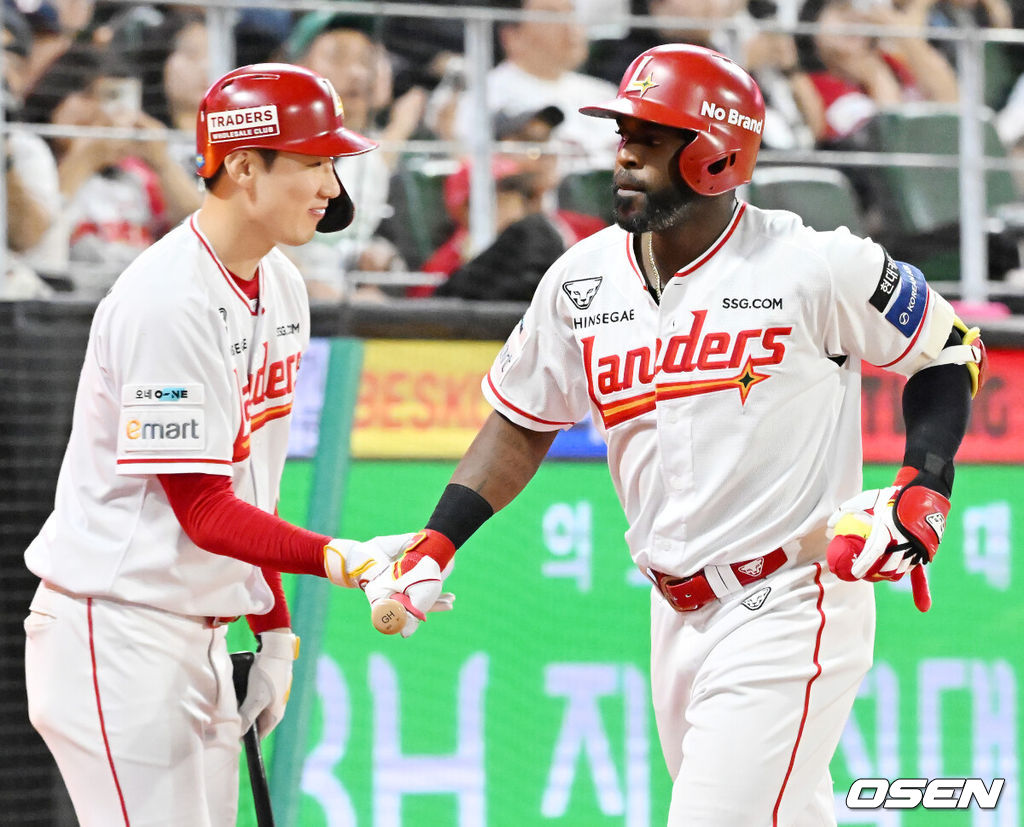 26일 인천 SSG랜더스필드에서 ‘2025 신한 SOL Bank KBO리그’ SSG 랜더스와 KIA 타이저그의 경기가 열렸다.홈팀 SSG는 문승원, 어웨이팀 KIA는 양현종을 선발로 내세웠다. 8회말 1사 SSG 에레디아 좌월 솔로 홈런을 때린 후 덕아웃 앞에서 기뻐하고 있다. 2025.08.26 / rumi@osen.co.kr