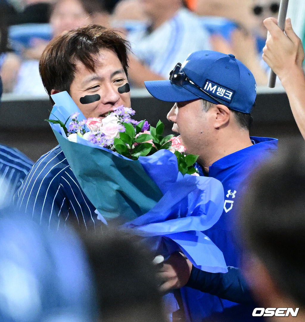 7일 대구삼성라이온즈파크에서 ‘2025 신한 SOL Bank KBO리그’ 삼성 라이온즈와 한화 이글스의 경기가 열렸다.홈팀 삼성은 원태인, 방문팀 한화는 황준서를 선발로 내세웠다.6회말 무사 1루 상황 삼성 강민호가 달아나는 좌월 투런포를 날리고 홈을 밟은 뒤 박진만 감독의 축하를 받고 있다. 개인 통산 350홈런. 2025.09.06 / dreamer@osen.co.kr