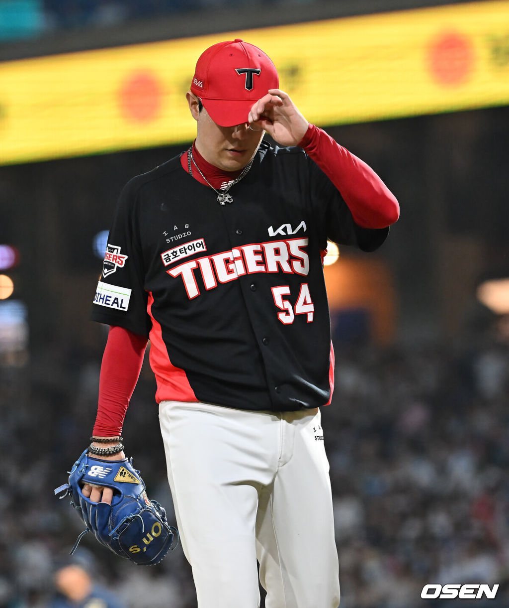 7일 창원NC파크에서 2025 신한 SOL 뱅크 KBO 리그 NC 다이노스와 KIA 타이거즈의 경기가 열렸다. 홈팀 NC는 구창모가, 방문팀 KIA는 양현종이 선발 출전했다. KIA 타이거즈 양현종이 5회말 1사 NC 다이노스 김주원의 투수앞 땅볼을 잡아 1루에 던졌으나 실책으로 2루까지 진루하자 고개를 떨구고 있다. 2025.09.07 / foto0307@osen.co.kr