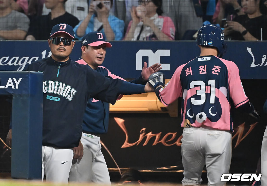 7일 창원NC파크에서 2025 신한 SOL 뱅크 KBO 리그 NC 다이노스와 KIA 타이거즈의 경기가 열렸다. 홈팀 NC는 구창모가, 방문팀 KIA는 양현종이 선발 출전했다. NC 다이노스 최원준이 3회말 1사 1,3루 데이비슨의 우익수 희생플라이때 득점을 올리고 이호준 감독의 축하를 받고 있다. 2025.09.07 / foto0307@osen.co.kr