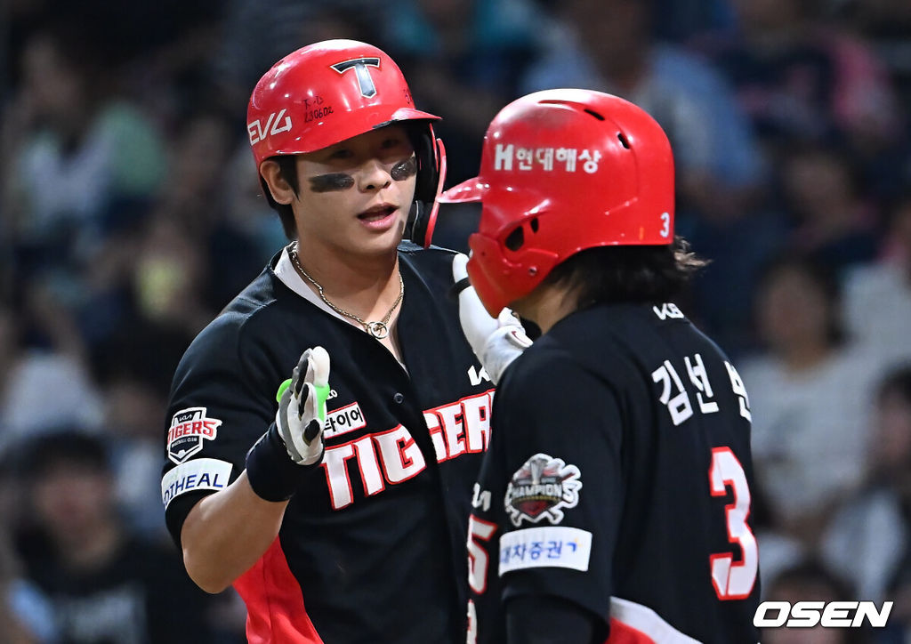 7일 창원NC파크에서 2025 신한 SOL 뱅크 KBO 리그 NC 다이노스와 KIA 타이거즈의 경기가 열렸다. 홈팀 NC는 구창모가, 방문팀 KIA는 양현종이 선발 출전했다. KIA 타이거즈 박찬호가 9회초 2사 좌중월 솔로 홈런을 치고 하이파이브를 하고 있다. 2025.09.07 / foto0307@osen.co.kr
