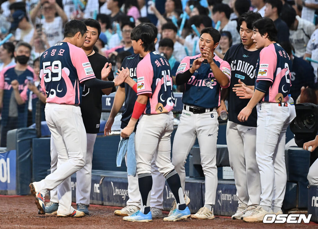 7일 창원NC파크에서 2025 신한 SOL 뱅크 KBO 리그 NC 다이노스와 KIA 타이거즈의 경기가 열렸다. 홈팀 NC는 구창모가, 방문팀 KIA는 양현종이 선발 출전했다. NC 다이노스 선발투수 구창모가 1회초 수비를 무실점으로 막고 동료들과 하이파이브를 하고 있다. 2025.09.07 / foto0307@osen.co.kr
