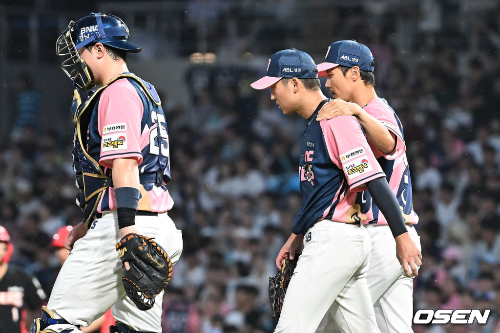 7일 창원NC파크에서 2025 신한 SOL 뱅크 KBO 리그 NC 다이노스와 KIA 타이거즈의 경기가 열렸다. 홈팀 NC는 구창모가, 방문팀 KIA는 양현종이 선발 출전했다. NC 다이노스 선발투수 구창모가 3회초 2사 만루 위기에 빠지자 이용훈 코치와 얘기하고 있다. 2025.09.07 / foto0307@osen.co.kr