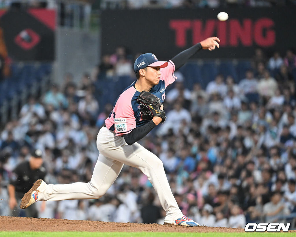 7일 창원NC파크에서 2025 신한 SOL 뱅크 KBO 리그 NC 다이노스와 KIA 타이거즈의 경기가 열렸다. 홈팀 NC는 구창모가, 방문팀 KIA는 양현종이 선발 출전했다. NC 다이노스 선발투수 구창모가 역투하고 있다. 2025.09.07 / foto0307@osen.co.kr