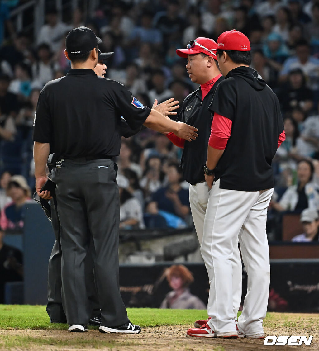 7일 창원NC파크에서 2025 신한 SOL 뱅크 KBO 리그 NC 다이노스와 KIA 타이거즈의 경기가 열렸다. 홈팀 NC는 구창모가, 방문팀 KIA는 양현종이 선발 출전했다. KIA 타이거즈 이범호 감독이 9회초 1사 윤도현의 체크스윙과 1루 비디오 판독의 결과에 대해 어필하고 있다. 2025.09.07 / foto0307@osen.co.kr