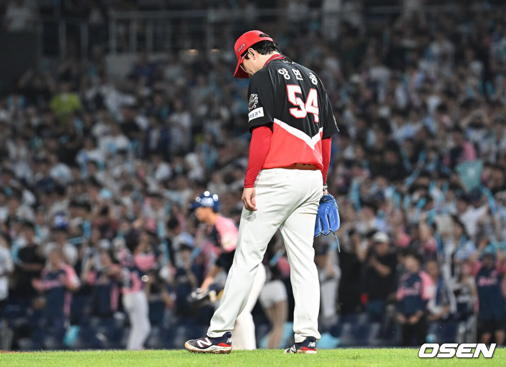 7일 창원NC파크에서 2025 신한 SOL 뱅크 KBO 리그 NC 다이노스와 KIA 타이거즈의 경기가 열렸다. 홈팀 NC는 구창모가, 방문팀 KIA는 양현종이 선발 출전했다. KIA 타이거즈 양현종이 5회말 1사 NC 다이노스 김주원의 투수앞 땅볼을 잡아 1루에 던졌으나 실책으로 2루까지 진루하자 고개를 떨구고 있다. 2025.09.07 / foto0307@osen.co.kr
