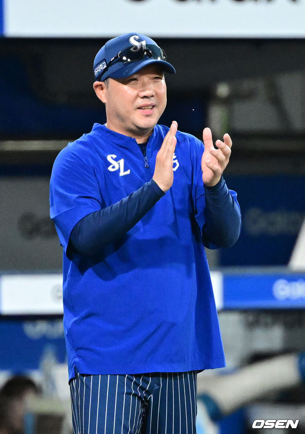 프로야구 삼성 라이온즈가 한화 이글스를 꺾고 전날 패배를 설욕했다.삼성은 7일 대구삼성라이온즈파크에서 열린 한화와의 홈경기에서 4-3으로 승리했다. 이로써 삼성은 지난 6일 한화에 4-7로 덜미를 잡힌 아쉬움을 씻어냈다. 삼성 강민호는 프로야구 역대 포수 최초로 개인 통산 350홈런 시대를 열었고 김재윤은 개인 통산 190세이브를 달성했다.  경기를 마치고 승리한 삼성 박진만 감독이 선수들을 맞이하며 박수를 보내고 있다. 2025.09.06 / dreamer@osen.co.kr