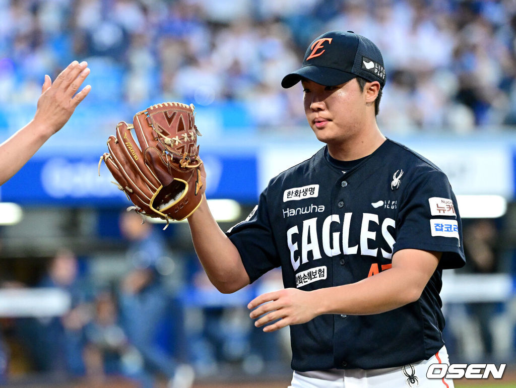 7일 대구삼성라이온즈파크에서 ‘2025 신한 SOL Bank KBO리그’ 삼성 라이온즈와 한화 이글스의 경기가 열렸다.홈팀 삼성은 원태인, 방문팀 한화는 황준서를 선발로 내세웠다.5회말 2사 1, 3루 상황 삼성 구자욱을 삼진으로 이끌며 실점없이 이닝을 마무리지은 한화 투수 정우주가 더그아웃으로 향하고 있다. 2025.09.06 / dreamer@osen.co.kr