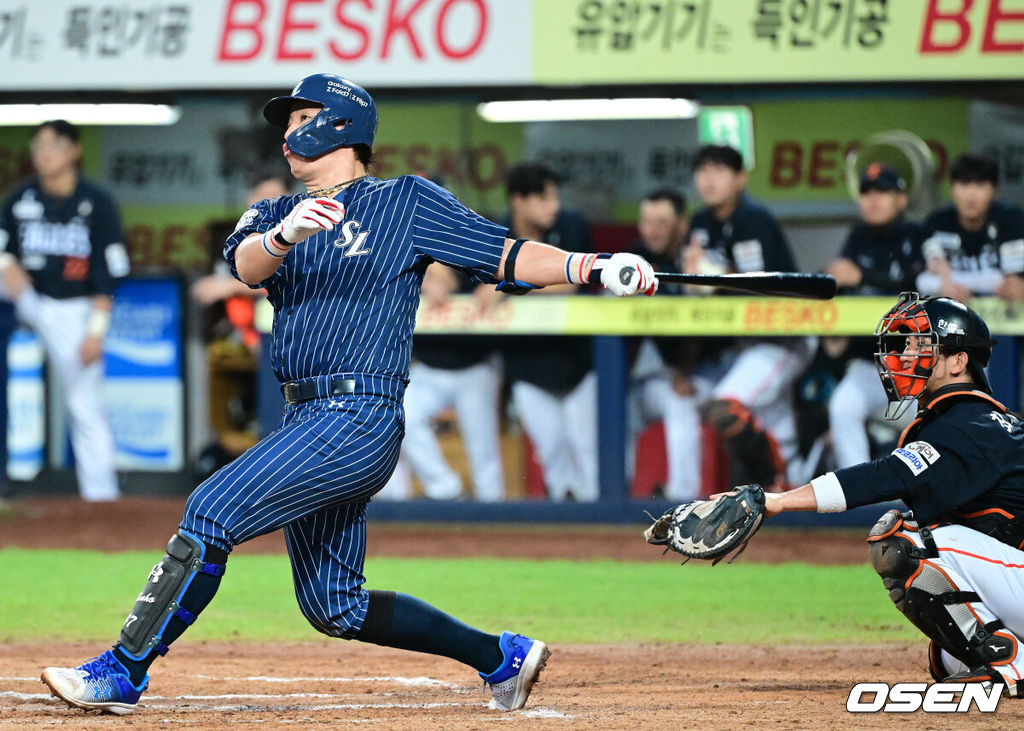 7일 대구삼성라이온즈파크에서 ‘2025 신한 SOL Bank KBO리그’ 삼성 라이온즈와 한화 이글스의 경기가 열렸다.홈팀 삼성은 원태인, 방문팀 한화는 황준서를 선발로 내세웠다.6회말 무사 1루 상황 삼성 강민호가 달아나는 좌월 투런포를 날리고 있다. 개인 통산 350홈런. 2025.09.06 / dreamer@osen.co.kr