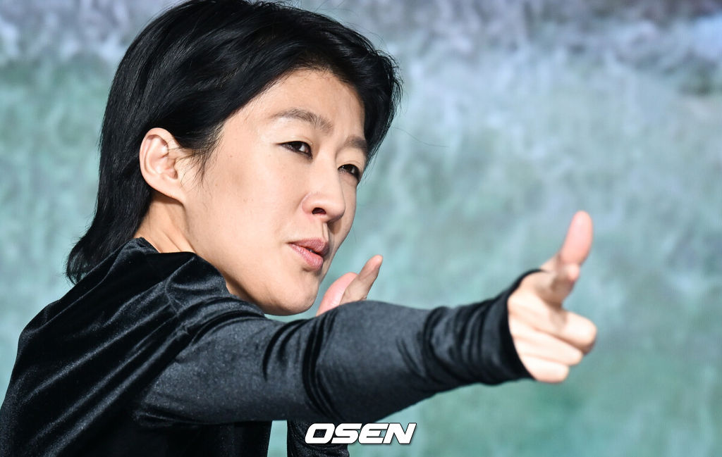 넷플릭스 오리지널 '솔로지옥4’ 제작발표회가 8일 서울 마포구 호텔 나루 엠갤러리에서 열렸다.‘솔로지옥4’는 커플이 되어야만 나갈 수 있는 외딴 섬, ‘지옥도’에서 펼쳐질 솔로들의 솔직하고 화끈한 데이팅 리얼리티쇼다.홍진경이 포즈를 취하고 있다. 2025.01.08. /cej@osen.co.kr