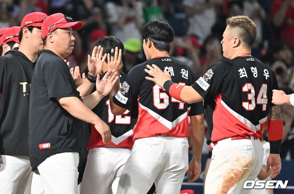 6일 창원NC파크에서 2025 신한 SOL 뱅크 KBO 리그 NC 다이노스와 KIA 타이거즈의 경기가 열렸다. 홈팀 NC는 라일리가, 방문팀 KIA는 올러가 선발 출전했다. KIA 타이거즈 이범호 감독이 NC 다이노스에 8-4로 승리, 4연패 탈출하고 최형우와 하이파이브를 하고 있다. 2025.09.06 / foto0307@osen.co.kr