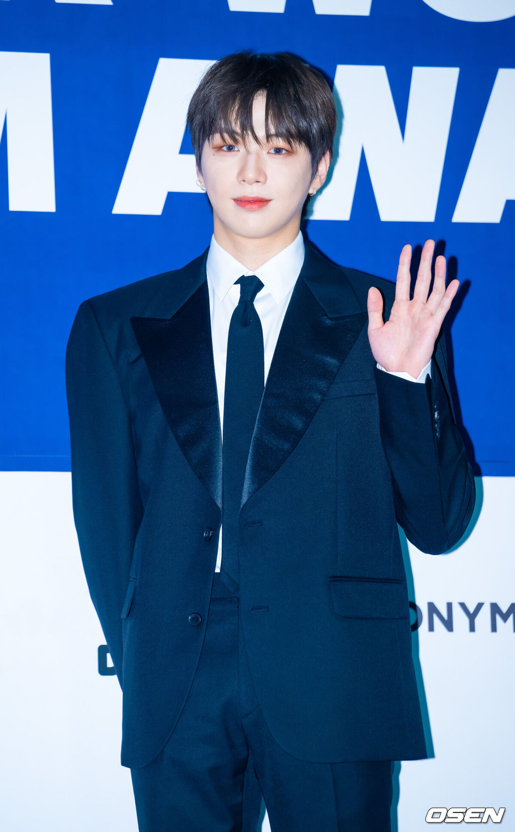21일 오후 서울 송파구 잠실실내체육관에서 '2025 케이 월드 드림 어워즈'(2025 K WORLD DREAM AWARDS) 블루카펫 및 포토월 행사가 진행됐다.지난 2017년 '제1회 소리바다 베스트 케이뮤직 어워즈'로 출발해 올해로 9년째 이어지고 있는 이 시상식은 글로벌 시장에서 케이팝을 빛내고 있는 주역들과 셀럽들이 한자리에 모여 다채로운 볼거리를 제공한다.강다니엘(KANG DANIEL)이 입장하며 포즈를 취하고 있다. 2025.08.21 /rumi@osen.co.kr