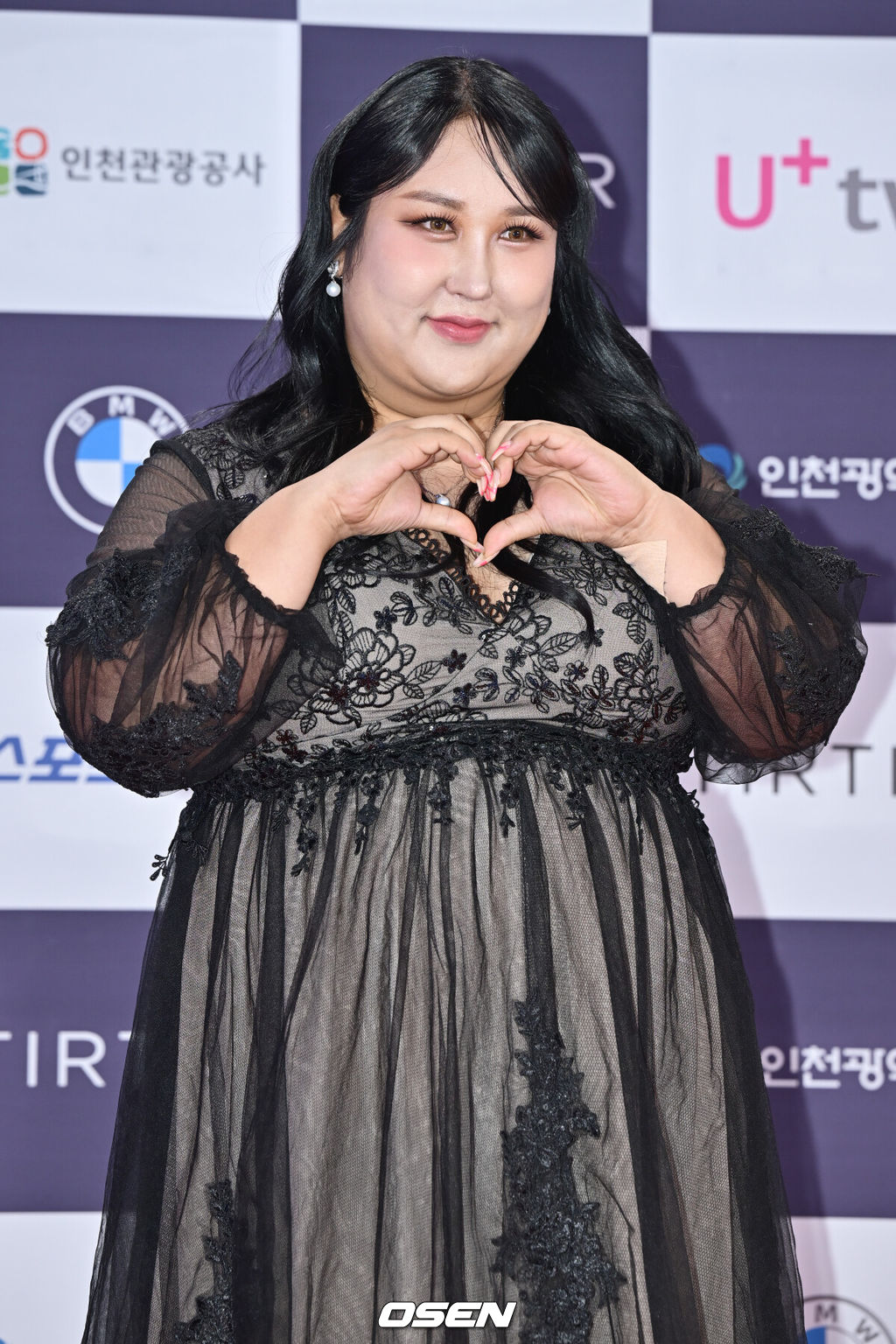 제3회 청룡시리즈어워즈 레드카펫 및 포토월 행사가 19일 인천 파라다이스시티에서 열렸다.청룡시리즈어워즈는 2022년 대한민국 최초로 시도된 오리지널 스트리밍 시리즈를 대상으로 하는 시상식이다. 사회는 전현무와 임윤아로 3년 연속 호흡을 맞춘다.방송인 풍자가 포즈를 취하고 있다. 2024.07.19 /cej@osen.co.kr