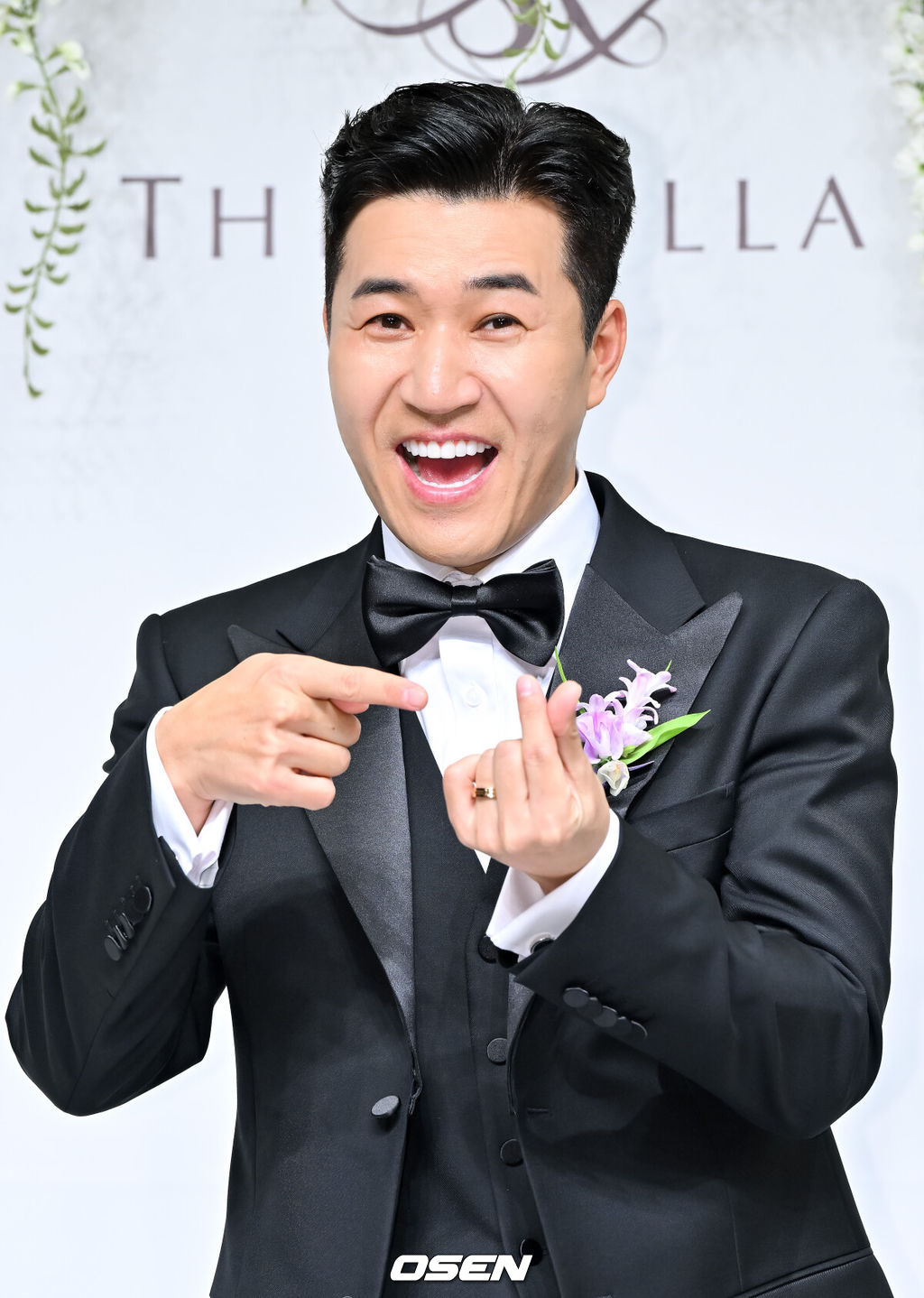 가수 김종민은 20일 서울 중구 장충동 신라호텔 영빈관에서 11살 연하 예비 신부와 결혼식을 올린다.예비 신부가 비연예인인 만큼 혼자 포토월에 서는 김종민은 간단한 인터뷰에 응하며 간단한 소감을 전했다. 김종민이 포즈를 취하고 있다.   2025.04.20 / soul1014@osen.co.kr