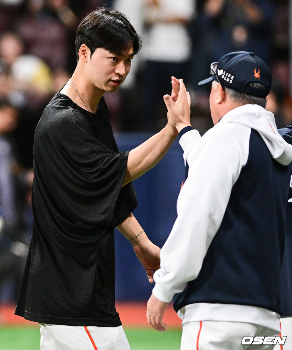 한화 엄상백이 김경문 감독과 승리 하이파이브를 하고 있다. 2025.05.09 /cej@osen.co.kr
