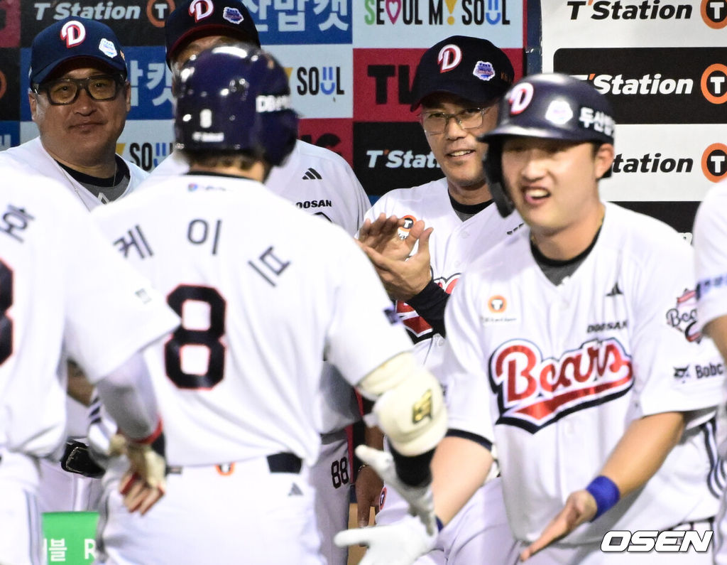 28일 오후 서울 잠실구장에서 ‘2025 신한 SOL Bank KBO리그’ 두산 베어스와 삼성 라이온즈의 경기가 열렸다.두산은 최민석, 삼성은 최원태를 선발로 내세웠다.2회말 2사 1루 두산 케이브가 투런 홈런을 날린 뒤 조성환 감독대행의 환영을 받고 있다. 2025.08.28 /cej@osen.co.kr