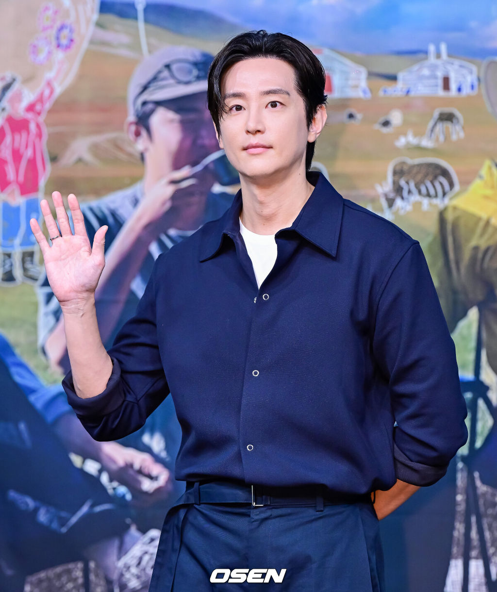 15일 오후 서울 상암동 MBC에서 MBC 새 예능 '지구를 닦는 남자들'(약칭 '지닦남') 제작발표회가 열렸다.이날 첫 방송되는 '지구를 닦는 남자들'은 없으면 없는 대로 떠나는 여행을 통해 환경을 돌아보는 신개념 ESG향 여행 프로그램이다. 소비를 줄이는 것이 쓰레기를 줄이는 것이라 외치는 '쓰레기 아저씨' 김석훈의 세계관에서 기획된 프로그램으로, 맏형 김석훈과 함께 '세상 깔끔남' 권율, '중고 마니아' 임우일, '황금 막내' 신재하, '오지 전문 유튜버' 노마드션이 합류했다.배우 권율이 포즈를 취하고 있다. 2024.10.15 / jpnews@osen.co.kr