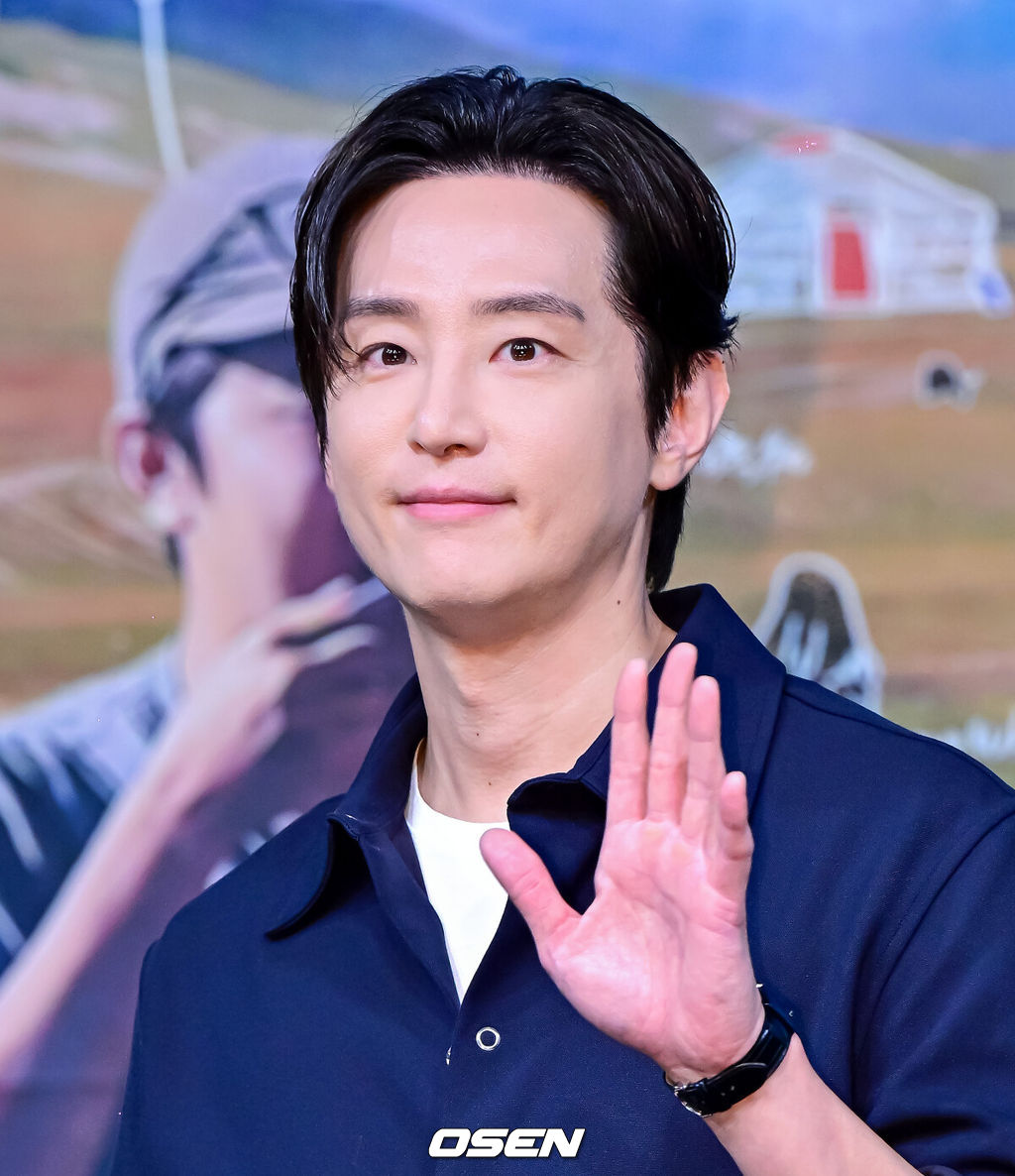 15일 오후 서울 상암동 MBC에서 MBC 새 예능 '지구를 닦는 남자들'(약칭 '지닦남') 제작발표회가 열렸다.이날 첫 방송되는 '지구를 닦는 남자들'은 없으면 없는 대로 떠나는 여행을 통해 환경을 돌아보는 신개념 ESG향 여행 프로그램이다. 소비를 줄이는 것이 쓰레기를 줄이는 것이라 외치는 '쓰레기 아저씨' 김석훈의 세계관에서 기획된 프로그램으로, 맏형 김석훈과 함께 '세상 깔끔남' 권율, '중고 마니아' 임우일, '황금 막내' 신재하, '오지 전문 유튜버' 노마드션이 합류했다.배우 권율이 포즈를 취하고 있다. 2024.10.15 / jpnews@osen.co.kr