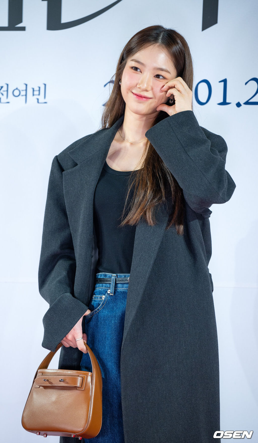 21일 오후 서울 송파구 신천동 롯데시네마 월드타워에서 영화 '검은 수녀들' VIP 시사회가 열렸다. '검은 수녀들'은 한국 오컬트의 새로운 장을 열었다는 평가를 받으며 관객들을 사로잡은 영화 '검은 사제들'의 두 번째 이야기로 강력한 악령에 사로잡힌 소년을 구하기 위해 금지된 의식에 나서는 사람들의 이야기를 그린 영화다.가수 겸 배우 공지호가 포토타임을 갖고 있다. 2025.01.21 / rumi@osen.co.kr
