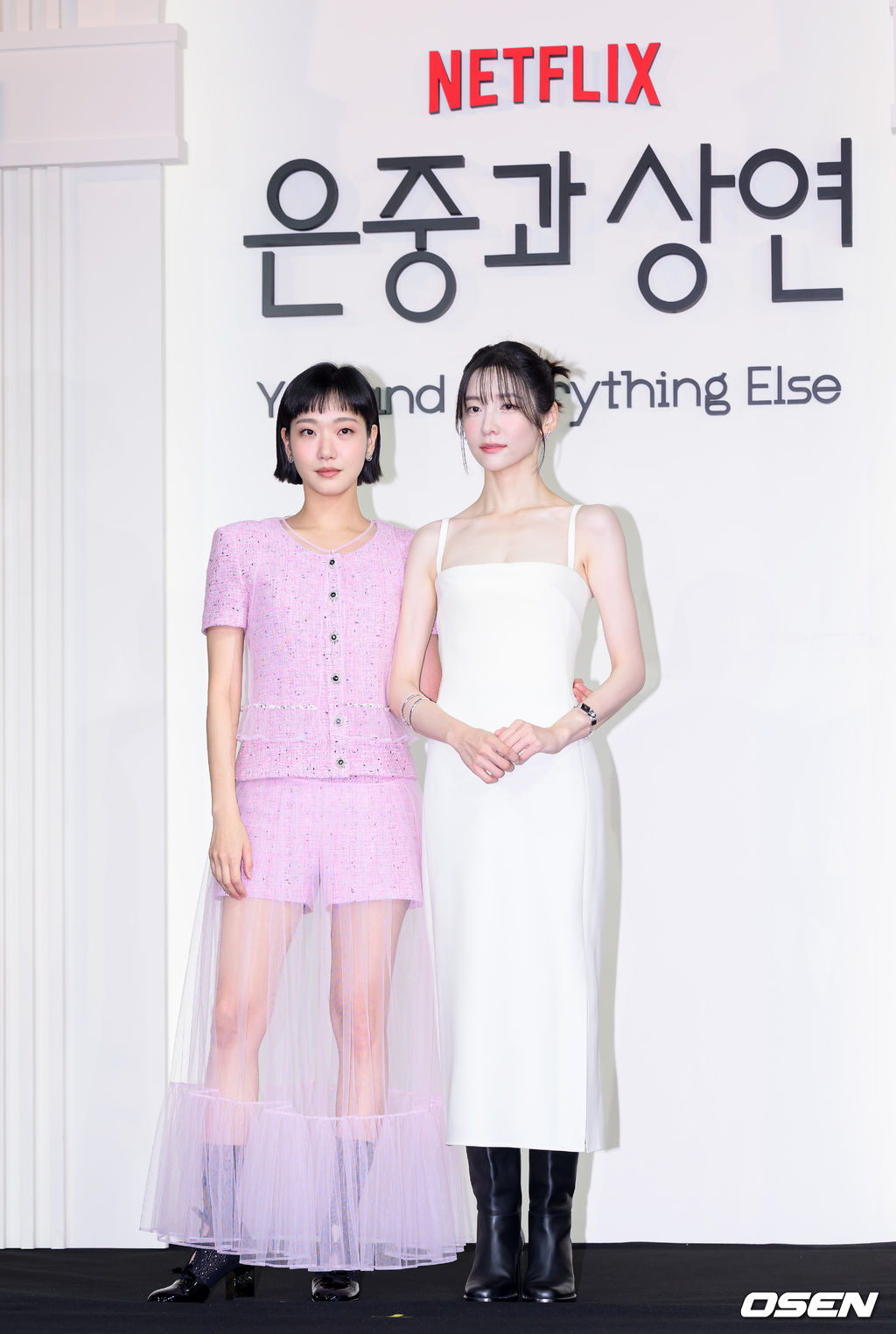 김고은이 발랄하고 유니크한 매력을, 박지현이 절제된 우아함을 뽐내는 극과 극의 스타일링을 선보였다