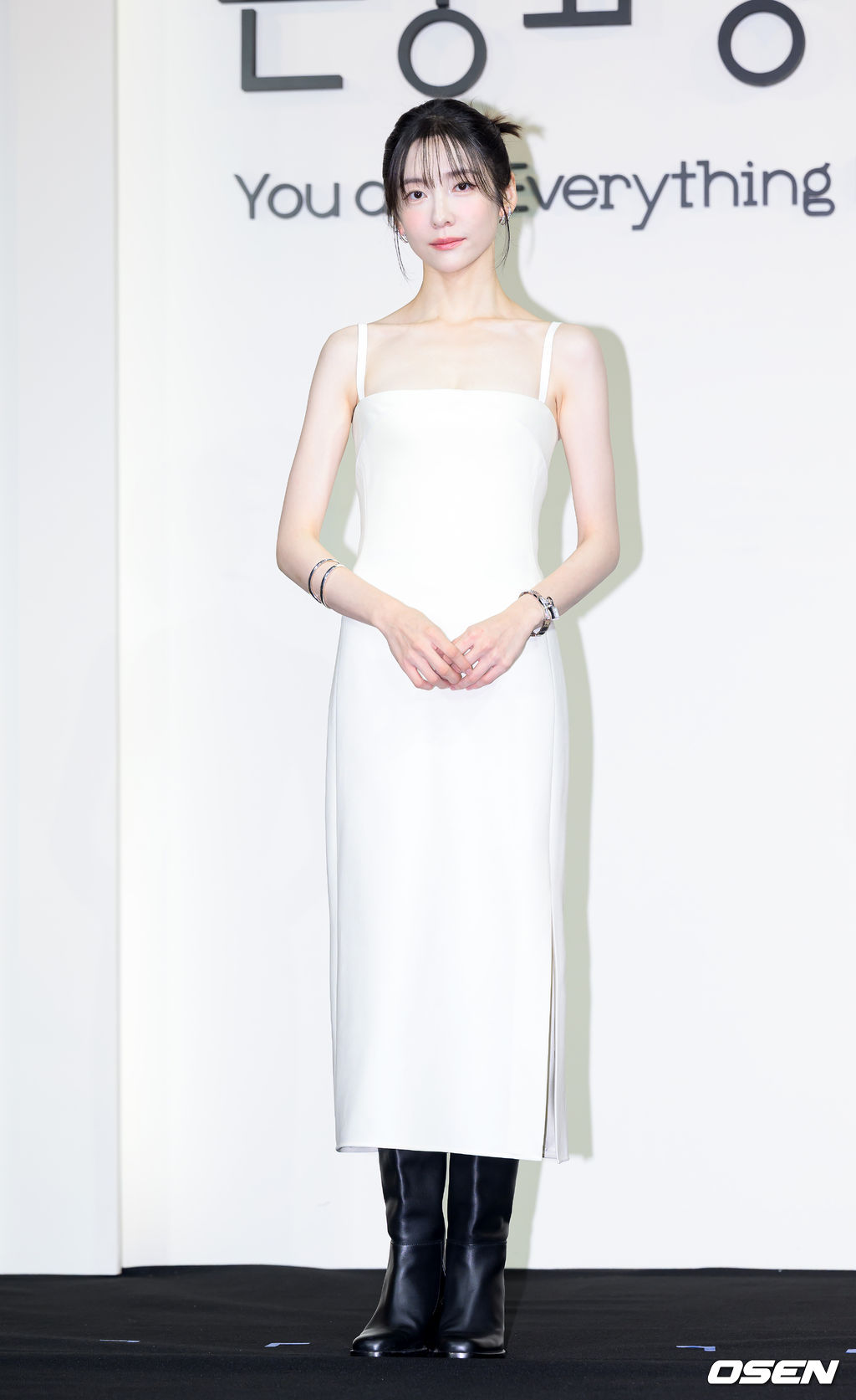 박지현 '절제된 미니멀리즘이 돋보이는 화이트 슬립 드레스 선택'