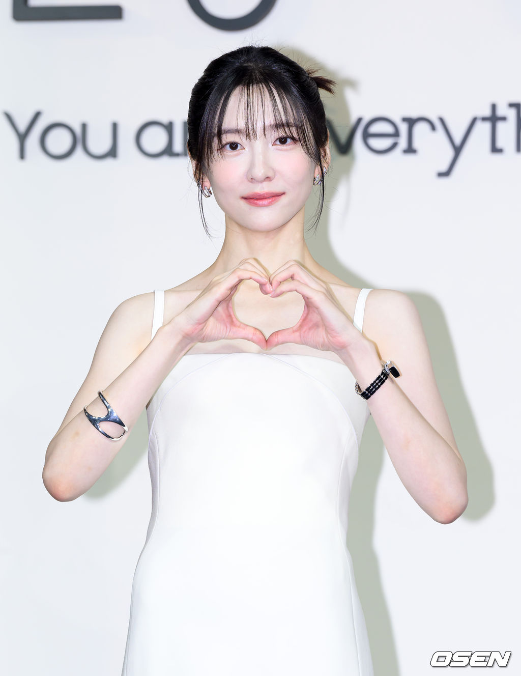 실버톤 액세서리를 착용해 화이트 드레스와 조화 강조