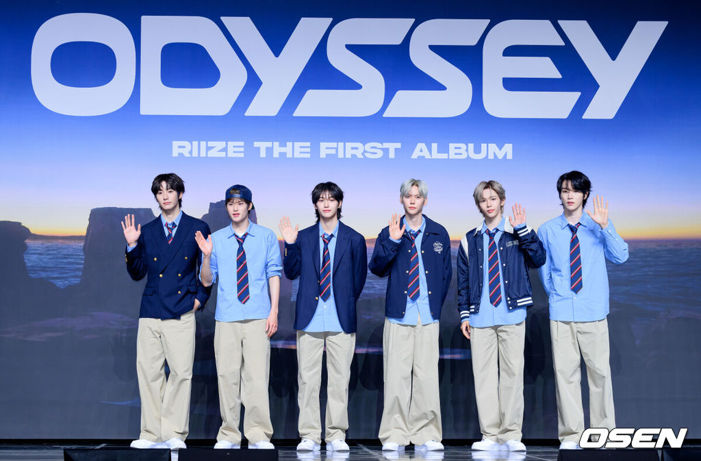 19일 서울 용산구 블루스퀘어 SOL트래블홀에서 그룹 라이즈 정규 1집 ‘ODYSSEY’ 미디어 쇼케이스가 열렸다.라이즈의 정체성을 확고히 하는 이번 앨범은 독자적 장르 ‘이모셔널 팝’을 담은 10개 트랙으로 구성되어 있으며, 19일 오후 6시 각종 음악 사이트에서 음원이 공개된다.라이즈가 포토타임을 가지고 있다. 2025.05.19 /sunday@osen.co.kr