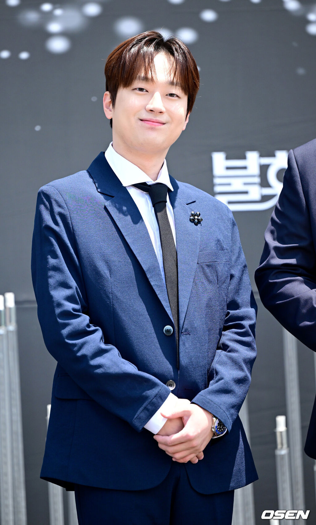 23일 인천 남동체육관에서 KBS 2TV '불후의 명곡' 2025 상반기 왕중왕전 레드카펫이 진행됐다.이번 왕중왕전에는 조째즈, 라포엠, 신승태&최수호, 손태진&전유진, 정준일, 알리, 소향, 허용별, 이승기&이홍기, 최정원&손승연 등이 참가한다.가수 이찬원이 포토타임을 하고 있다. 2025.06.23 / dreamer@osen.co.kr