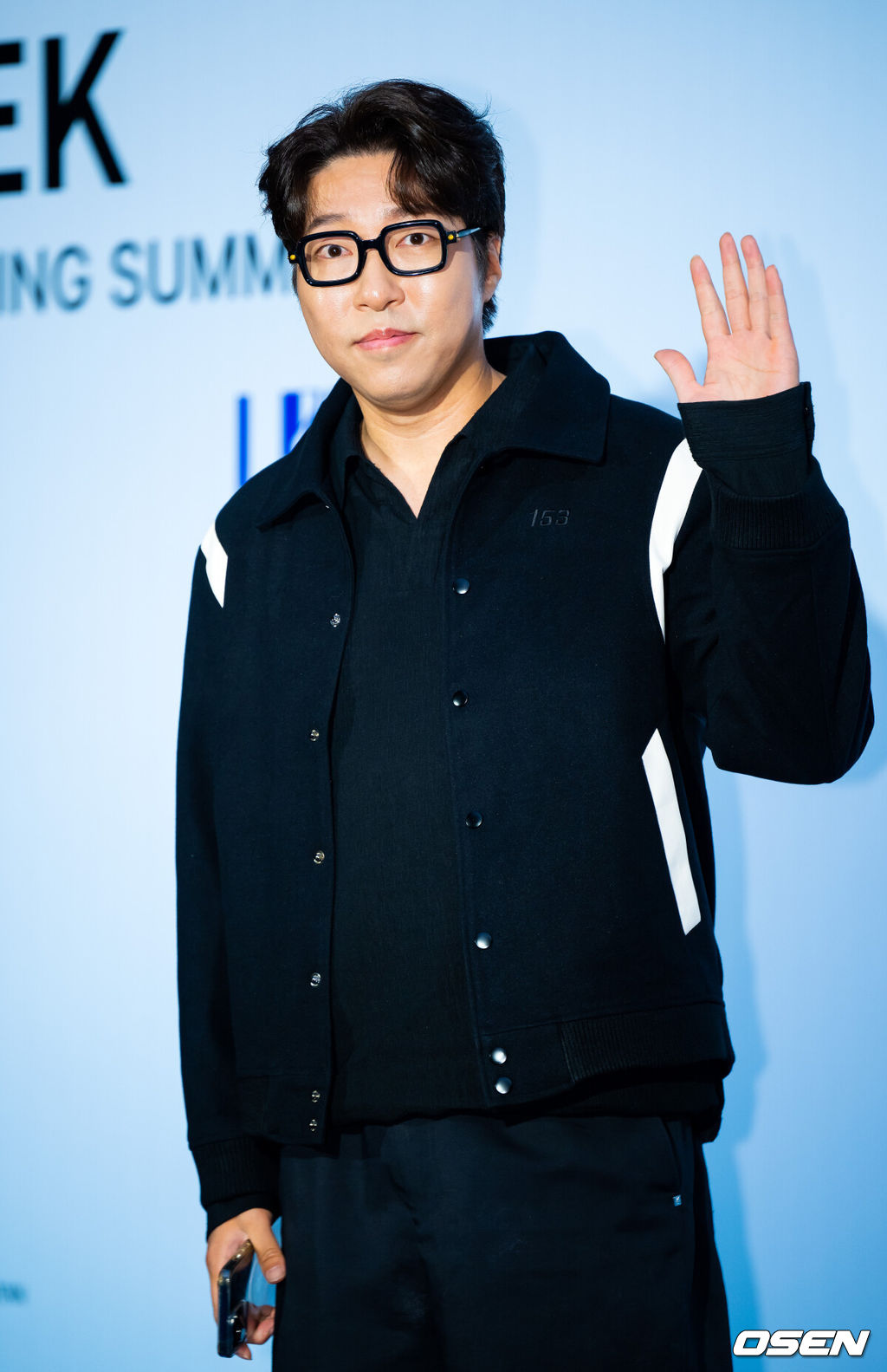6일 오후 서울 동대문 디자인플라자(DDP)에서 ‘2024 S/S 서울패션위크’ 포토월 행사가 열렸다.유튜버 대도서관이 포토월에서 포즈를 취하고 있다.  2023.09.06 / rumi@osen.co.kr