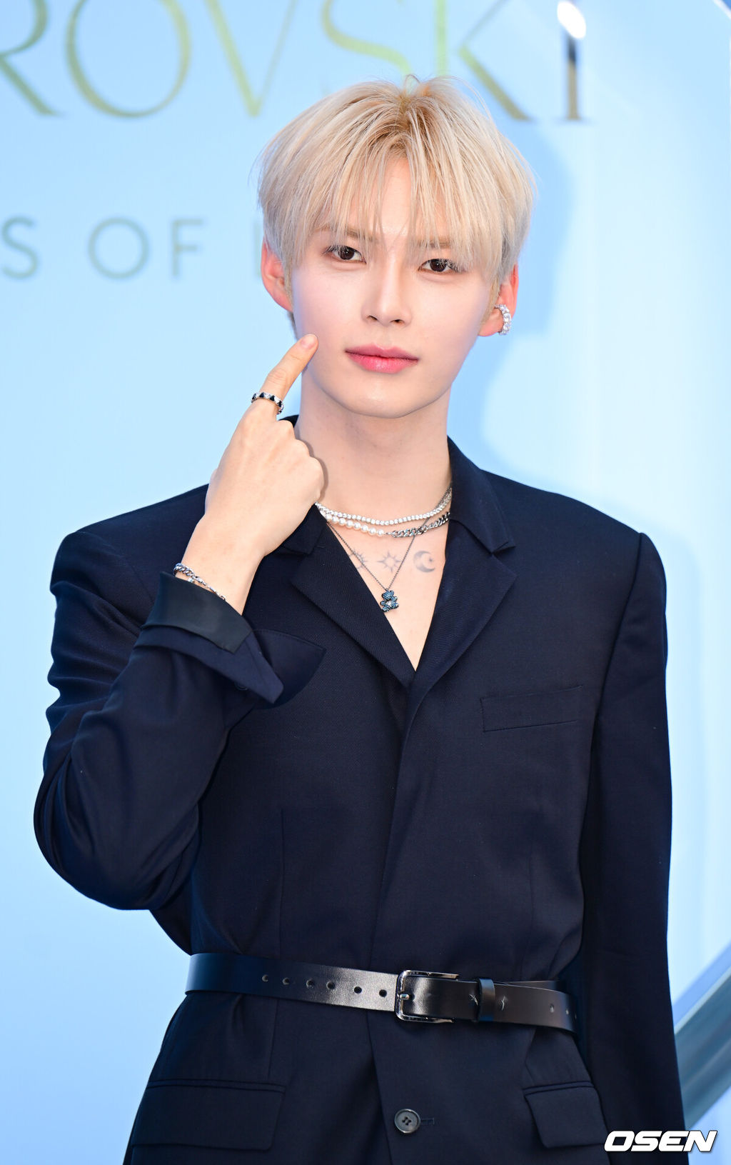 17일 오후 서울 성동구 XYZ 서울에서 한 쥬얼리 브랜드의 ‘Masters of Light’ 전시회 기념 포토월 행사가 열렸다. 이날 행사에는 르세라핌 김채원, 제로베이스원 성한빈, 더보이즈 현재, 아이브 레이, 배우 나나, 황인엽이 참석했다. 제로베이스원 성한빈이 포토타임을 갖고 있다. 2024.10.17 / ksl0919@osen.co.kr