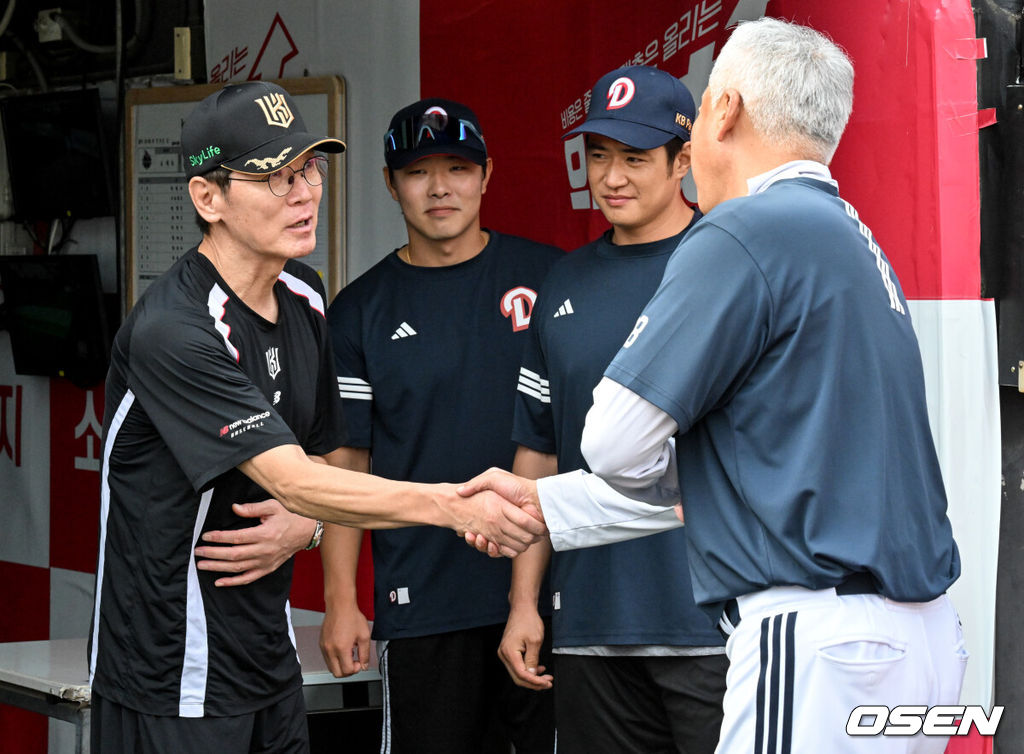 9일 오후 수원 KT 위즈 파크에서 ‘2025 신한 SOL BANK KBO리그’ KT 위즈와 두산베어스의 경기가 열린다. 이날 경기 KT는 소형준을, 두산은 곽빈을 선발투수로 내세웠다.KT 이강철 감독이 두산 고토 코치에게 인사를 하고 있다. 2025.09.09 /cej@osen.co.kr