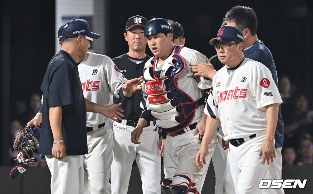 28일 부산 사직야구장에서 2025 신한 SOL 뱅크 KBO 리그 롯데 자이언츠와 KT 위즈의 경기가 열렸다. 홈팀 롯데는 감보아가, 방문팀 KT는 헤이수스가 선발 출전했다.롯데 자이언츠 유강남이 5회초 2사 KT 위즈 안현민의 파울 타구에 목 부위를 맞고 교체되고 있다. 2025.08.28 / foto0307@osen.co.kr