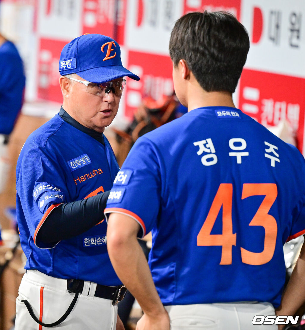 28일 오후 서울 고척스카이돔에서 ‘2025 신한 SOL BANK KBO리그’ 키움 히어로즈와 한화 이글스의 경기가 진행됐다.이날 키움은 하영민을, 한화는 폰세를 선발투수로 내세웠다.8회초 이닝종료 후 한화 김경문 감독이 정우주를 찾아 독려하고 있다. 2025.08.28 / soul1014@osen.co.kr