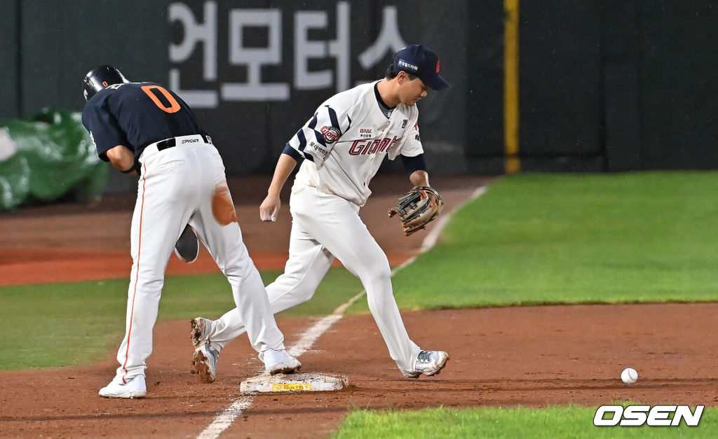 9일 부산 사직야구장에서 2025 신한 SOL 뱅크 KBO 리그 롯데 자이언츠와 한화 이글스의 경기가 열렸다. 홈팀 롯데는 박세웅이, 방문팀 한화는 와이스가 선발 출전했다.롯데 자이언츠 손호영이 3회초 1사 2루 한화 이글스 노시환의 유격수 앞 땅볼때 송구 실책으로 볼을 놓치고 있다. 2025.09.09 / foto0307@osen.co.kr