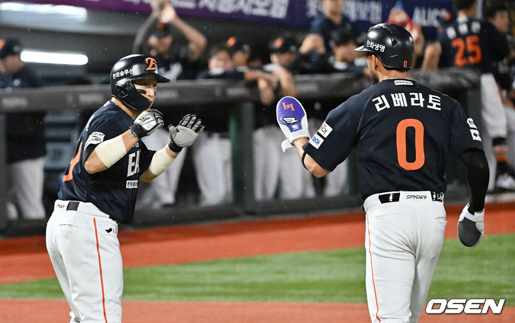 9일 부산 사직야구장에서 2025 신한 SOL 뱅크 KBO 리그 롯데 자이언츠와 한화 이글스의 경기가 열렸다. 홈팀 롯데는 박세웅이, 방문팀 한화는 와이스가 선발 출전했다.한화 이글스 손아섭이 1회초 무사 만루 노시환의 좌익수 앞 2타점 안타때 득점을 올리고 리베라토와 하이파이브를 하고 있다. 2025.09.09 / foto0307@osen.co.kr