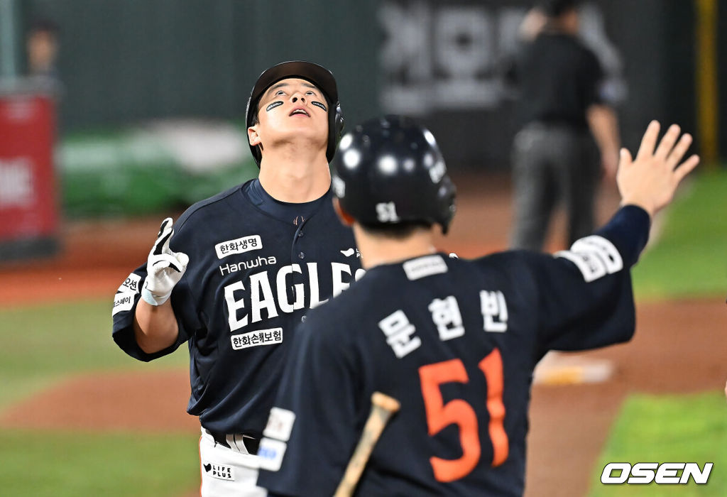 9일 부산 사직야구장에서 2025 신한 SOL 뱅크 KBO 리그 롯데 자이언츠와 한화 이글스의 경기가 열렸다. 홈팀 롯데는 박세웅이, 방문팀 한화는 와이스가 선발 출전했다.한화 이글스 노시환이 6회초 1사 1루 좌월 2점 홈런을 치고 세리머니를 하고 있다. 2025.09.09 / foto0307@osen.co.kr