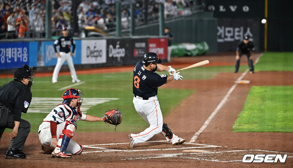 9일 부산 사직야구장에서 2025 신한 SOL 뱅크 KBO 리그 롯데 자이언츠와 한화 이글스의 경기가 열렸다. 홈팀 롯데는 박세웅이, 방문팀 한화는 와이스가 선발 출전했다.한화 이글스 노시환이 6회초 1사 1루 좌월 2점 홈런을 치고 있다. 2025.09.09 / foto0307@osen.co.kr
