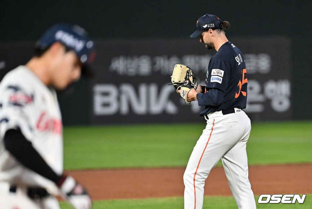 9일 부산 사직야구장에서 2025 신한 SOL 뱅크 KBO 리그 롯데 자이언츠와 한화 이글스의 경기가 열렸다. 홈팀 롯데는 박세웅이, 방문팀 한화는 와이스가 선발 출전했다.한화 이글스 와이스가 6회말 2사 3루 롯데 자이언츠 박찬형을 우익수 플라이 아웃으로 잡고 박수를 치며 더그아웃으로 들어가고 있다. 2025.09.09 / foto0307@osen.co.kr
