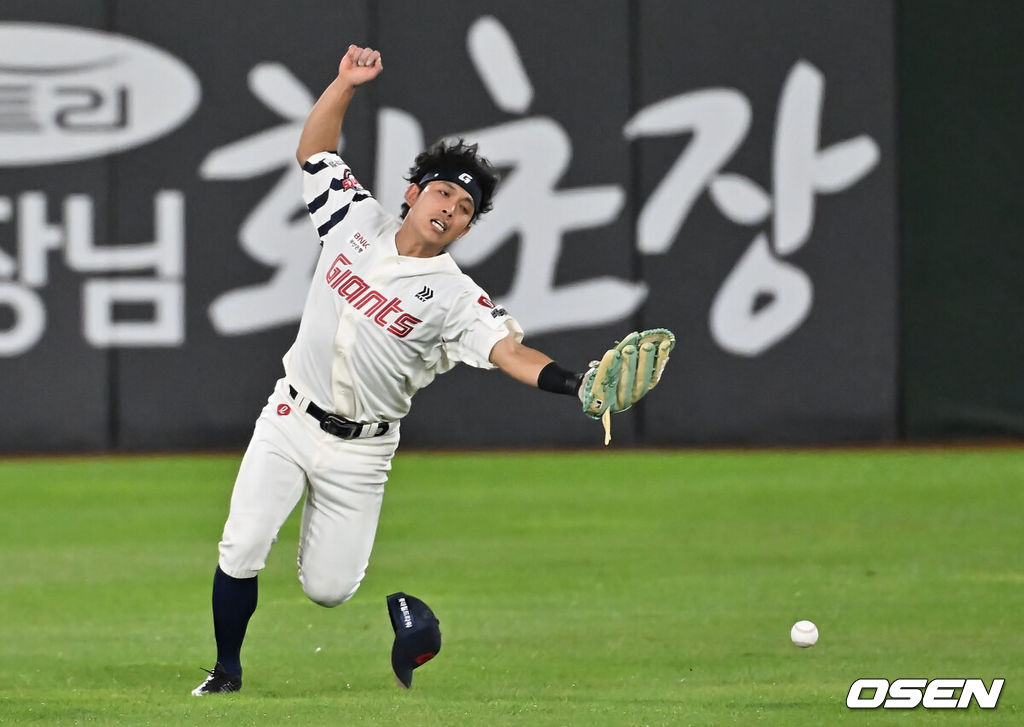 9일 부산 사직야구장에서 2025 신한 SOL 뱅크 KBO 리그 롯데 자이언츠와 한화 이글스의 경기가 열렸다. 홈팀 롯데는 박세웅이, 방문팀 한화는 와이스가 선발 출전했다.롯데 자이언츠 황성빈이 5회초 1사 3루 한화 이글스 문현빈의 타구를 놓치고 있다. 2025.09.09 / foto0307@osen.co.kr