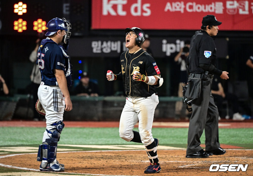 9일 오후 수원 KT 위즈 파크에서 ‘2025 신한 SOL BANK KBO리그’ KT 위즈와 두산베어스의 경기가 열렸다. 이날 경기 KT는 소형준을, 두산은 곽빈을 선발투수로 내세웠다.7회말 2사 2,3루 KT 허경민이 3점 홈런을 날린 뒤 기뻐하고 있다. 2025.09.09 /cej@osen.co.kr