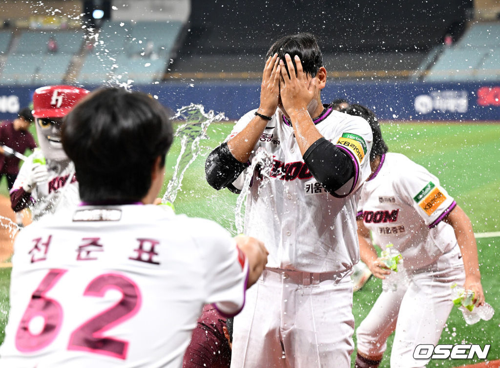 프로야구 최하위 키움 히어로즈가 1위 LG 트윈스에 뼈아픈 패배를 안겼다. 키움은 9일 서울 고척스카이돔에서 열린 ‘2025 신한은행 SOL Bank KBO리그’ LG와의 경기에서 11-2로 승리했다. 경기 종료 후 키움 박정훈이 동료들에게 첫 세이브 축하를 받고 있다. 2025.09.09 /sunday@osen.co.kr