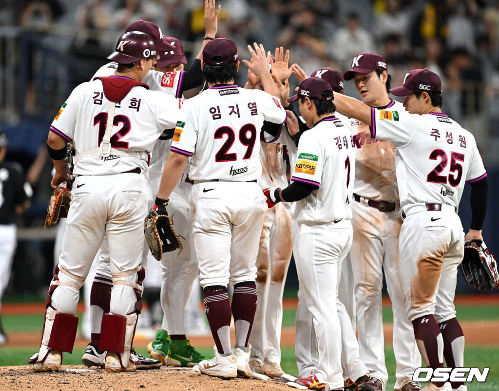 프로야구 최하위 키움 히어로즈가 1위 LG 트윈스에 뼈아픈 패배를 안겼다. 키움은 9일 서울 고척스카이돔에서 열린 ‘2025 신한은행 SOL Bank KBO리그’ LG와의 경기에서 11-2로 승리했다. 경기 종료 후 키움 선수들이 승리의 기쁨을 나누고 있다. 2025.09.09 /sunday@osen.co.kr