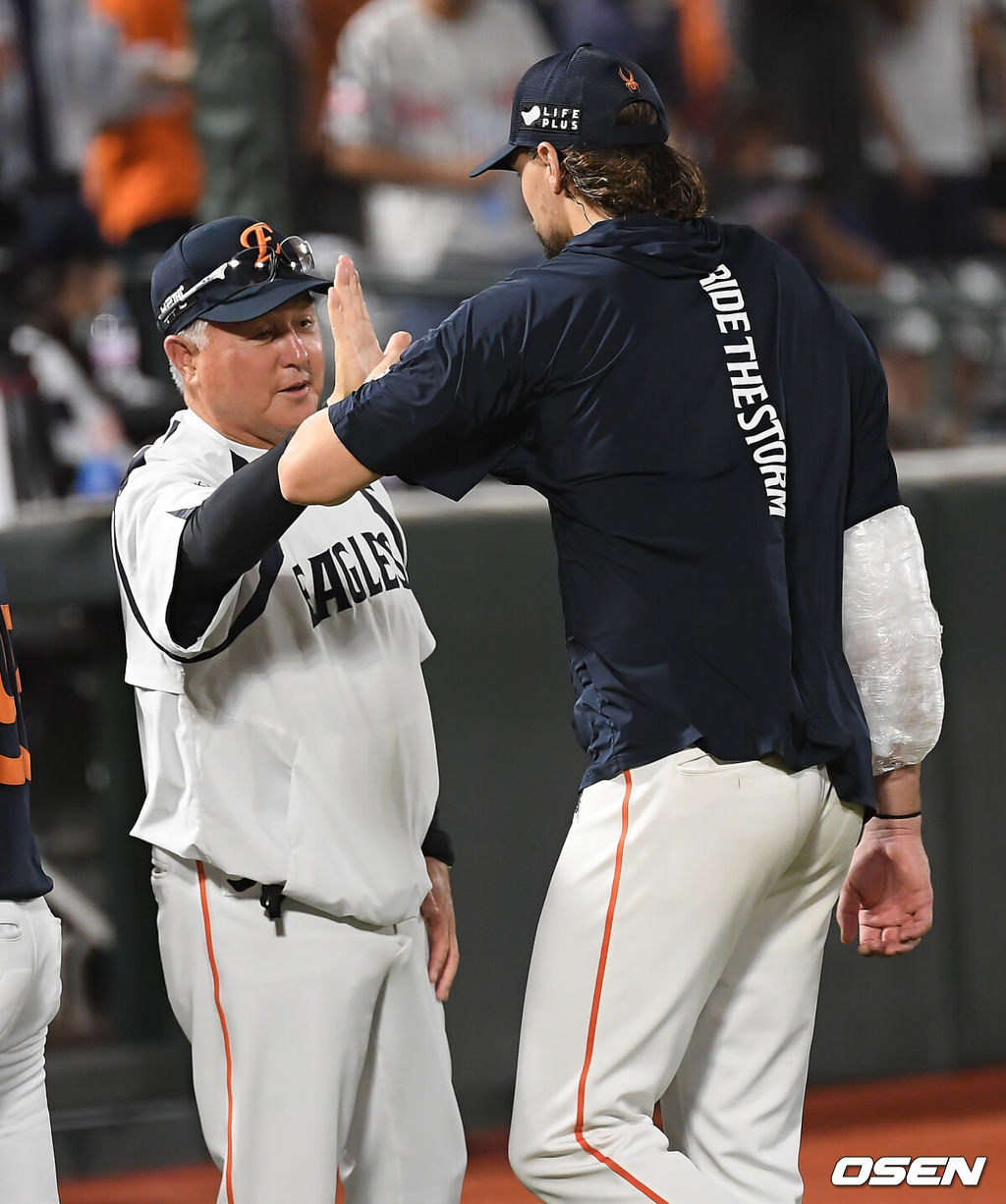 9일 부산 사직야구장에서 2025 신한 SOL 뱅크 KBO 리그 롯데 자이언츠와 한화 이글스의 경기가 열렸다. 홈팀 롯데는 박세웅이, 방문팀 한화는 와이스가 선발 출전했다.한화 이글스 김경문 감독이 롯데 자이언츠에 9-1로 승리한 후 와이스와 하이파이브를 하고 있다. 2025.09.09 / foto0307@osen.co.kr