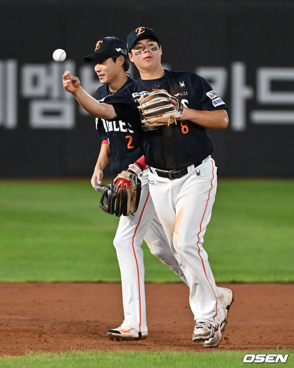 9일 부산 사직야구장에서 2025 신한 SOL 뱅크 KBO 리그 롯데 자이언츠와 한화 이글스의 경기가 열렸다. 홈팀 롯데는 박세웅이, 방문팀 한화는 와이스가 선발 출전했다.한화 이글스 노시환이 7회말 2사 2루 롯데 자이언츠 정훈의 타구를 몸을 날려 잡고 이닝 교체를 하고 있다. 2025.09.09 / foto0307@osen.co.kr