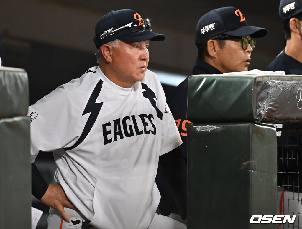 9일 부산 사직야구장에서 2025 신한 SOL 뱅크 KBO 리그 롯데 자이언츠와 한화 이글스의 경기가 열렸다. 홈팀 롯데는 박세웅이, 방문팀 한화는 와이스가 선발 출전했다.한화 이글스 김경문 감독이 경기를 지켜보고 있다. 2025.09.09 / foto0307@osen.co.kr